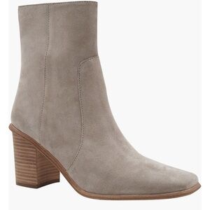 NEW Andre Assous Light Gray Grey Suede Ankle Boots Booties, size 10